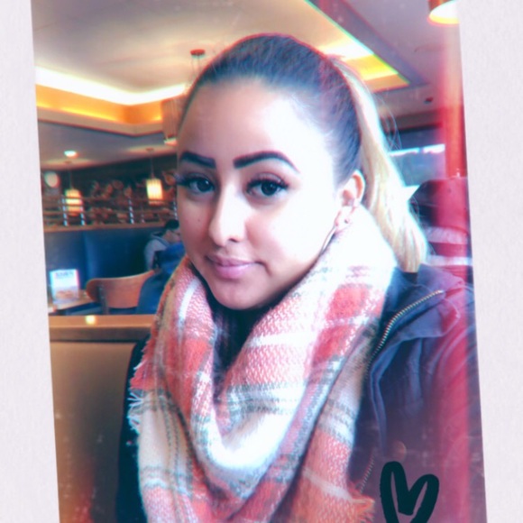 Meet your Posher, Maria - Picture 1 of 1